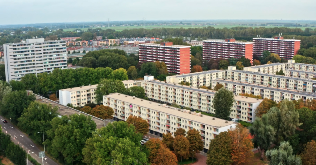 Luchtfoto van Amsterdam Buikslotermeer waar een warmtenet met riothermie wordt aangelegd.