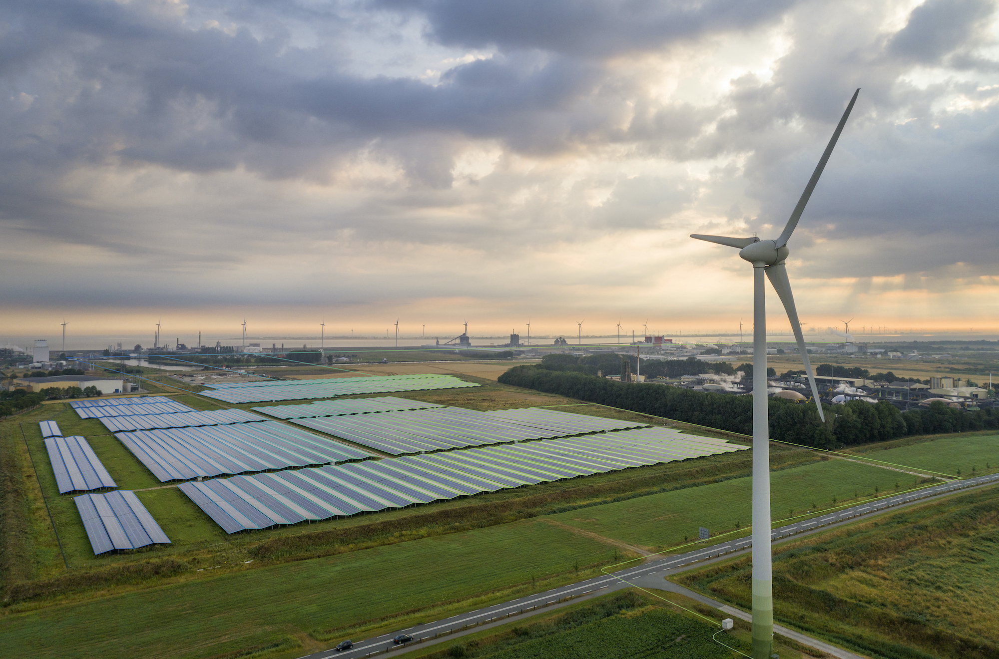 Birdview van energiepark met windmolens en zonnepanelen.