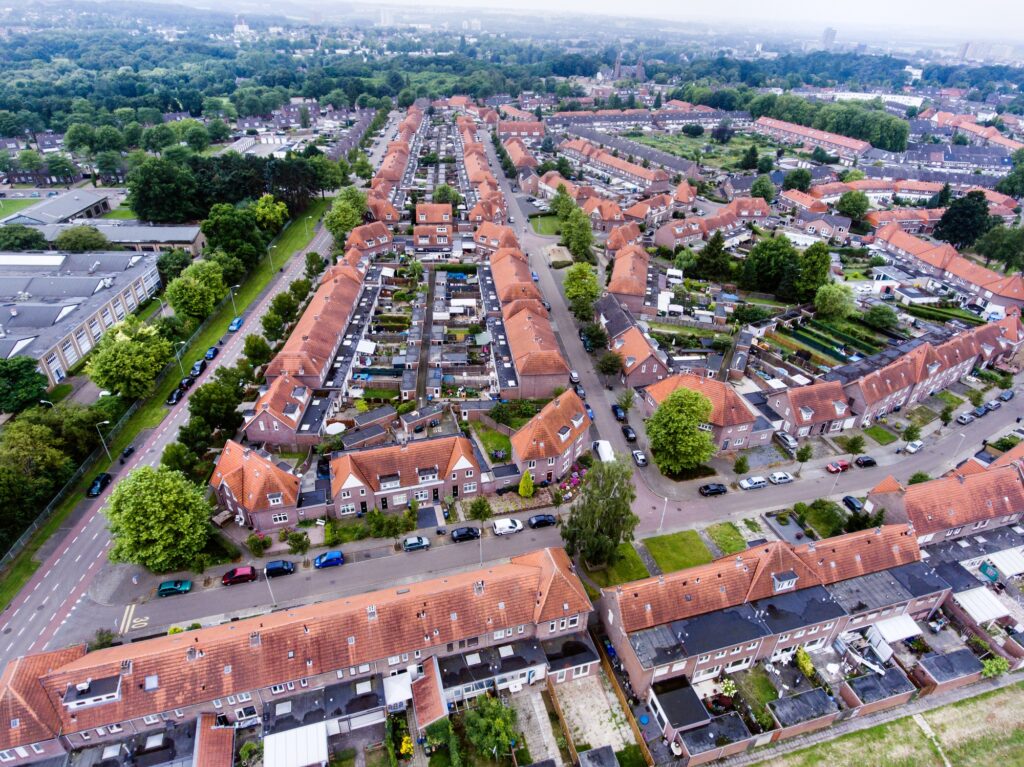 Luchtfoto van Nederlandse buurt met modulair warmtesysteem.