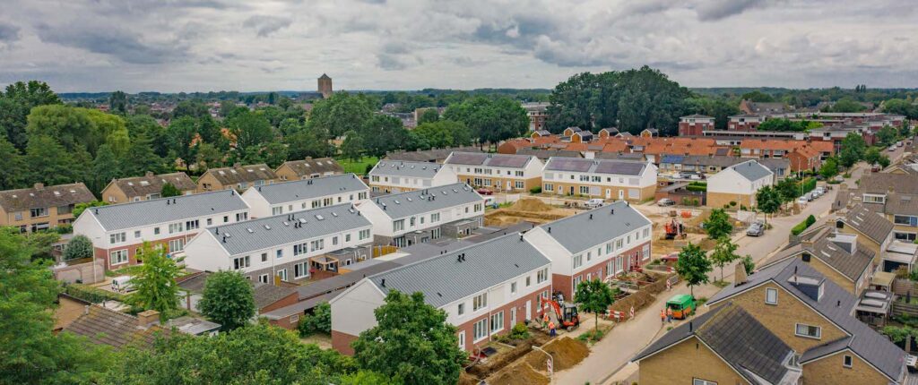 Bird-view van straten in Didam, waar wordt gewerkt in de grond voor huizen, om de huizen aan te sluiten op een modulair warmtesysteem. De afbeelding verwijst naar hoe Firan helpt om woonwijken met hulp van modulaire warmtesystemen stapsgewijs aardgasvrij te maken.
