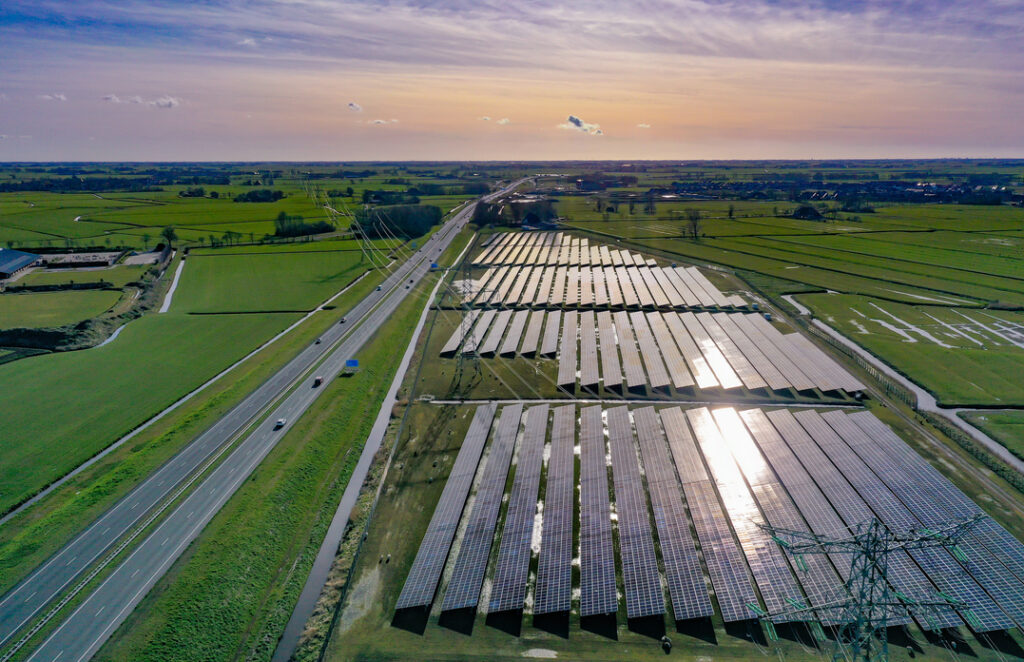 Park van zonnepanelen langs de snelweg in Friesland.