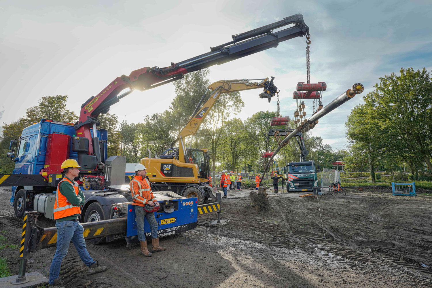 Foto monteurs en machines plaatsen warmteleiding tijdens aanleg warmtenet in Zaanstad.