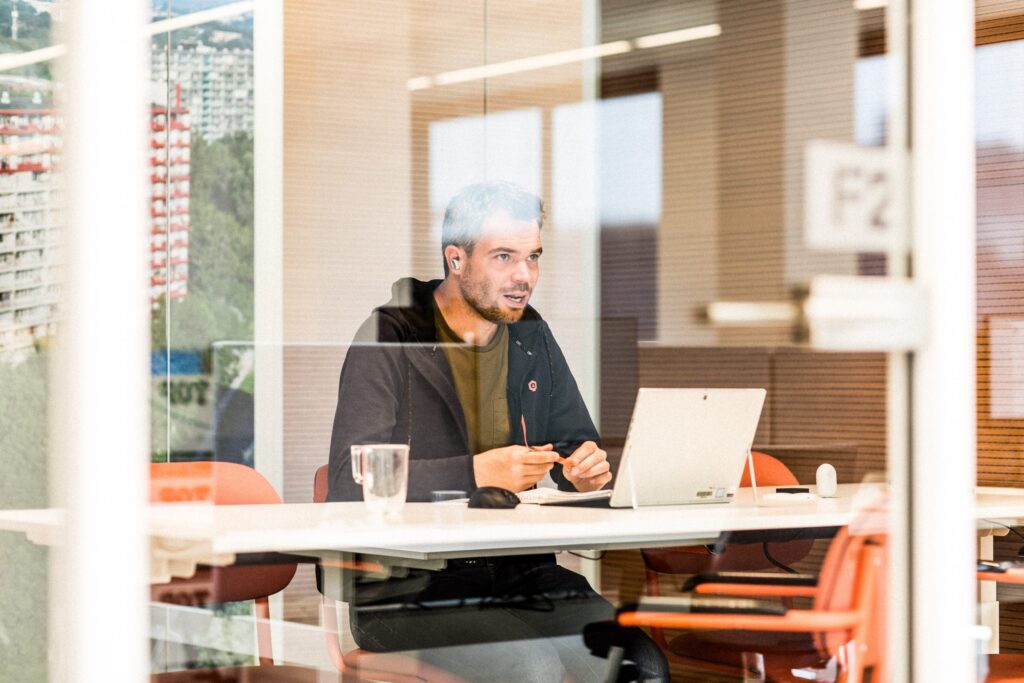 Man achter computer