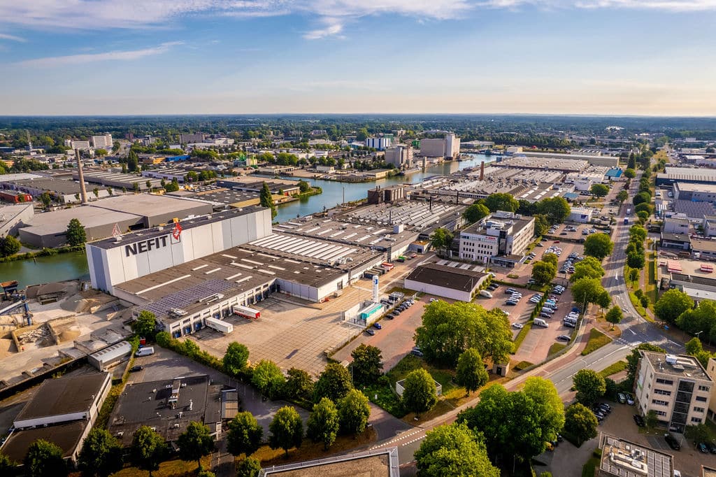 "Luchtfoto van de Nefit Bosch-locatie in Deventer, waar de start is van het lokale waterstofnetwerk op het bedrijventerrein in Deventer.